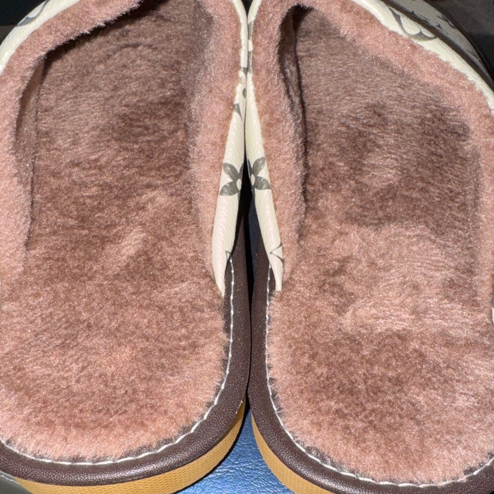 Stylish Cream and Brown Men's Slippers, Size 8.5 - 9, New, Fashion slippers - Picture 2 of 5